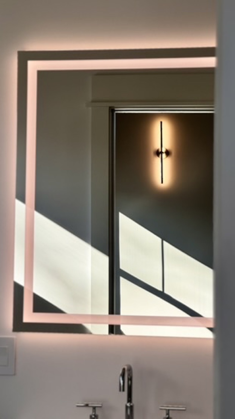 Frosted glass shower partition with rainfall texture at Casa TRES bath