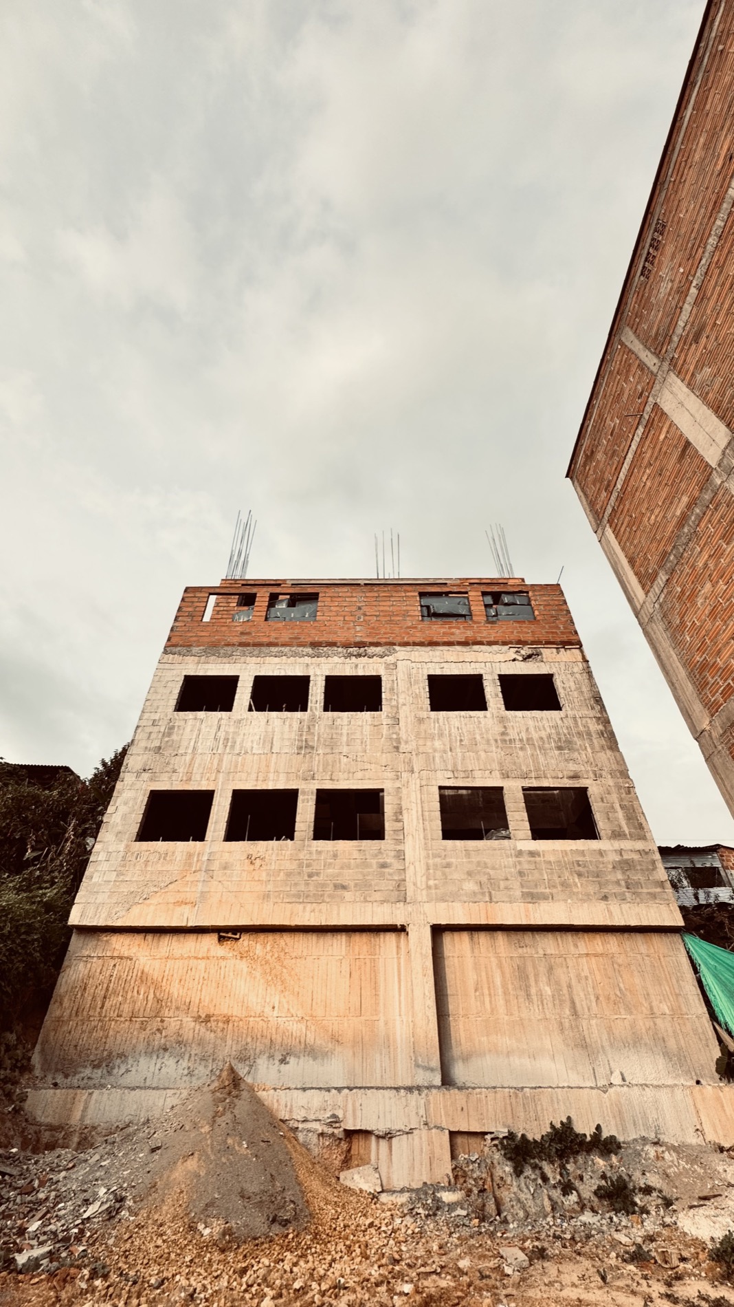 EDI MA — a ten-story poured-concrete building in Barrio San Francisco, Medellín